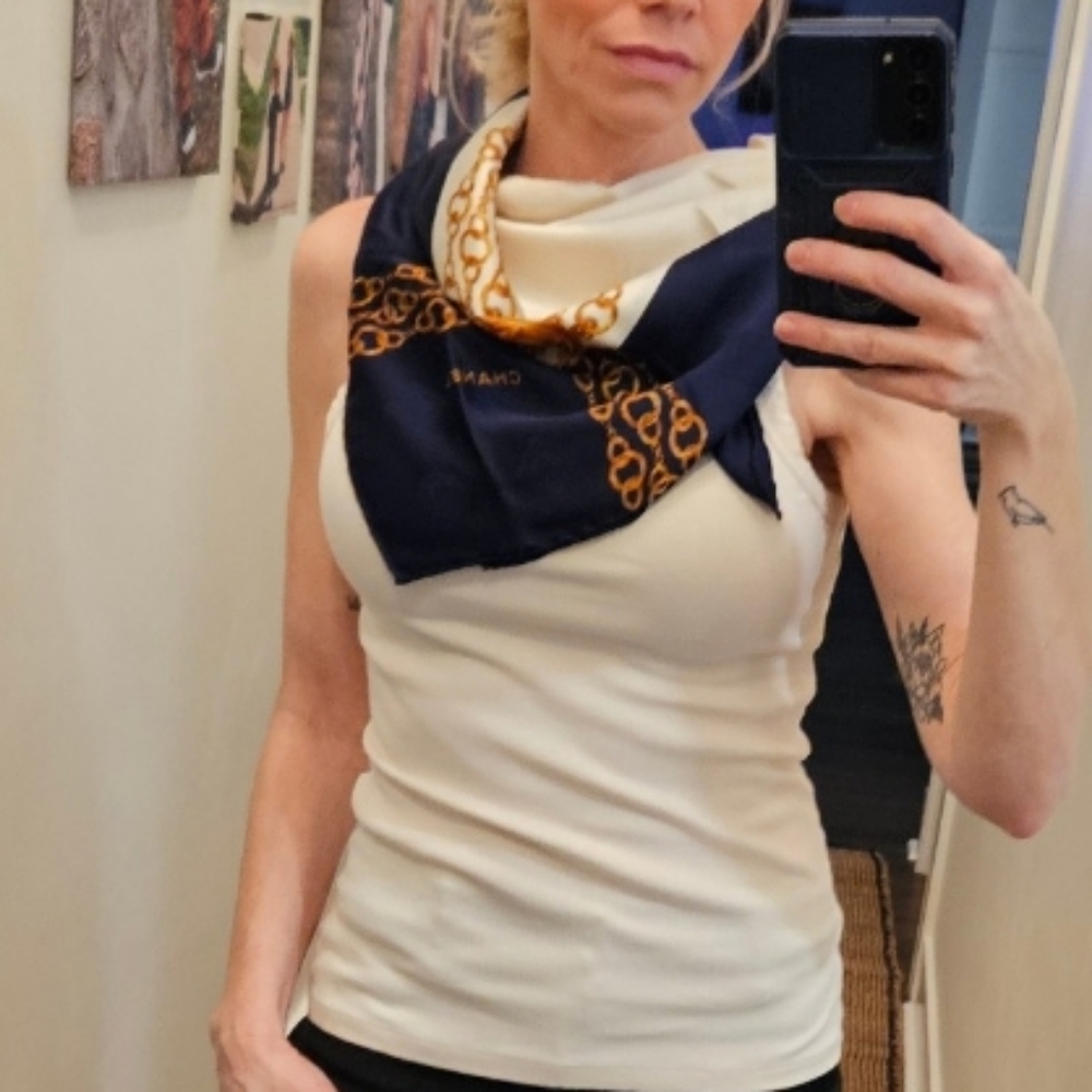 BAG GAME ITEM 📢 CHANEL CC Logo Chain Motif 100% Silk Scarf AUTHENTIC ✨️ - Picture 8 of 8